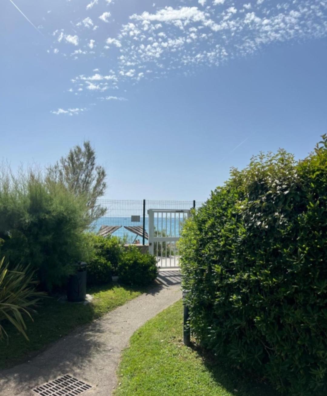 Charmant Studio Villeneuve-Loubet Exterior foto